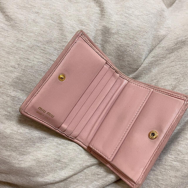 miumiu(ミュウミュウ)のmiumiu 折り畳み財布　ピンク レディースのファッション小物(財布)の商品写真
