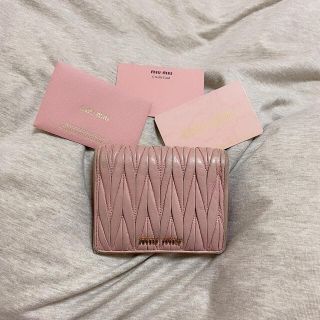 ミュウミュウ(miumiu)のmiumiu 折り畳み財布　ピンク(財布)