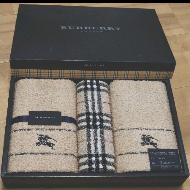 BURBERRY(バーバリー)のBURBERRYバーバリータオル3枚セット　新品、未使用 インテリア/住まい/日用品の日用品/生活雑貨/旅行(タオル/バス用品)の商品写真