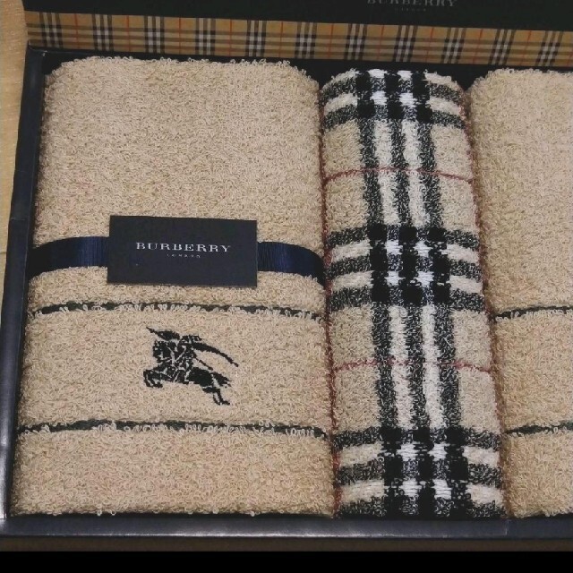 BURBERRY(バーバリー)のBURBERRYバーバリータオル3枚セット　新品、未使用 インテリア/住まい/日用品の日用品/生活雑貨/旅行(タオル/バス用品)の商品写真