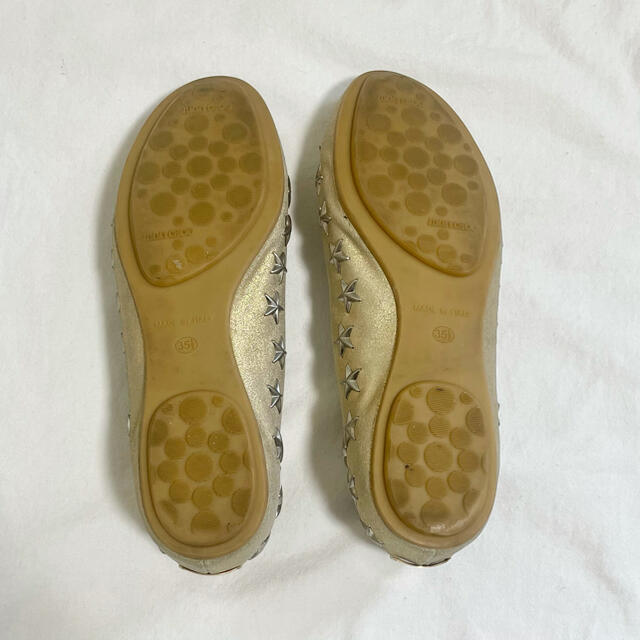 JIMMY CHOO(ジミーチュウ)のジミーチュウ　スタッズ　フラットシューズ　ゴールド　35.5 22.5cm レディースの靴/シューズ(バレエシューズ)の商品写真
