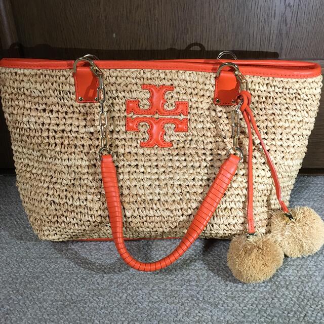 Tory Burch(トリーバーチ)のトリーバーチ  カゴバッグ　ショルダー　オレンジ　ボンボンチャーム レディースのバッグ(かごバッグ/ストローバッグ)の商品写真