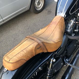 ハーレーダビッドソン(Harley Davidson)のハーレー純正スポーツスター 用ディストレストブラウンレザー　バッドランダーシート(パーツ)