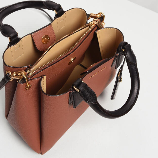 Charles and Keith(チャールズアンドキース)の新品★未使用★CHARLES & KEITH トップハンドルストラクチャーバッグ レディースのバッグ(ハンドバッグ)の商品写真