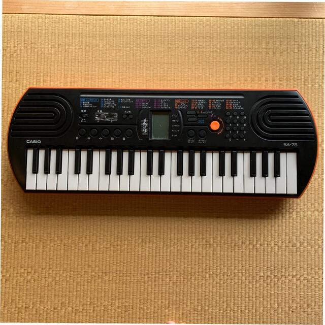 CASIO(カシオ)の【お値下げ中】CASIOミニキーボード（ブラックオレンジ・44鍵盤）　SA-76 楽器の鍵盤楽器(キーボード/シンセサイザー)の商品写真