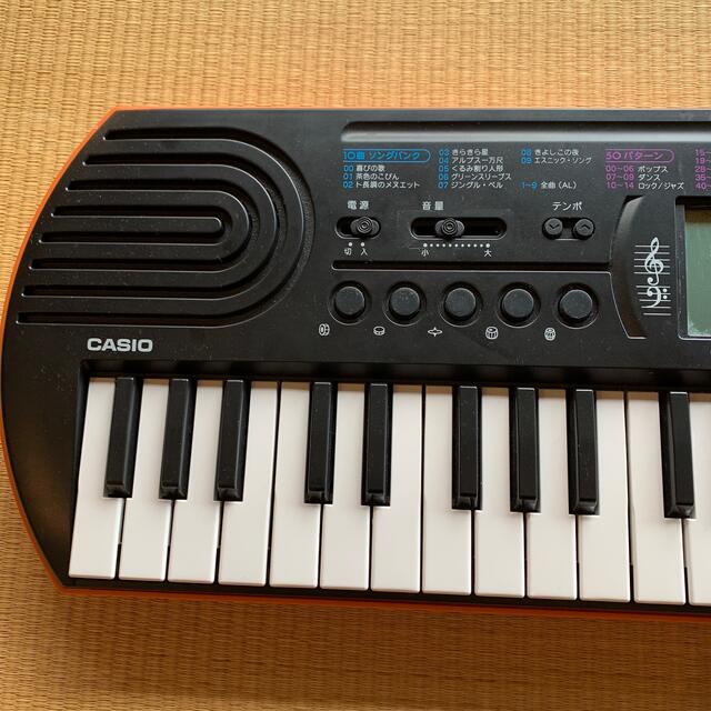 CASIO(カシオ)の【お値下げ中】CASIOミニキーボード（ブラックオレンジ・44鍵盤）　SA-76 楽器の鍵盤楽器(キーボード/シンセサイザー)の商品写真