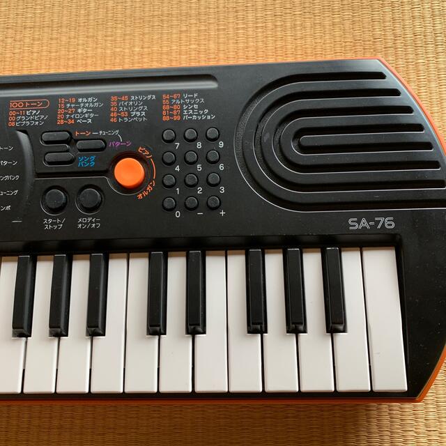 CASIO(カシオ)の【お値下げ中】CASIOミニキーボード（ブラックオレンジ・44鍵盤）　SA-76 楽器の鍵盤楽器(キーボード/シンセサイザー)の商品写真