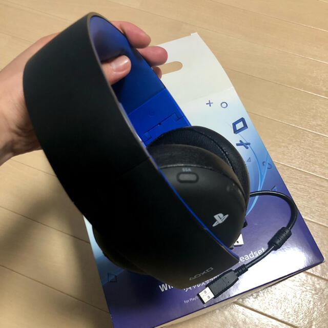 PlayStation4(プレイステーション4)のPS4 純正ヘッドセット ワイヤレスサラウンドヘッドセット スマホ/家電/カメラのオーディオ機器(ヘッドフォン/イヤフォン)の商品写真