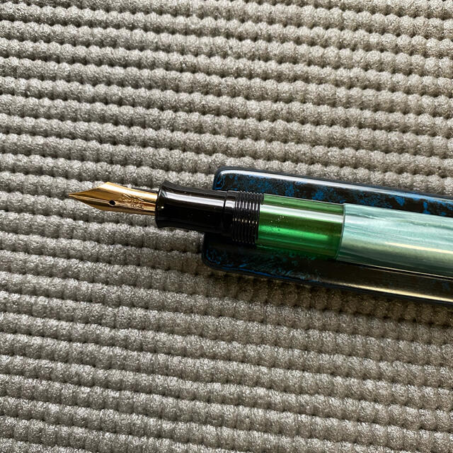 Pelikan(ペリカン)のペリカン　100N グリーンマーブル　ジャンク インテリア/住まい/日用品の文房具(ペン/マーカー)の商品写真