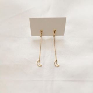 ハンドメイド ロングチェーンミニムーンイヤリング ピアス(イヤリング)