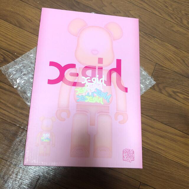 MEDICOM TOY(メディコムトイ)のbearbrick x-girl2020 ベアブリック　エックスガール エンタメ/ホビーのフィギュア(その他)の商品写真