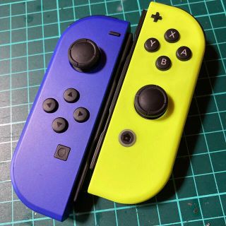 ニンテンドースイッチ(Nintendo Switch)のジョイコン  作動品★ブルー・ネオンイエロー★   ストラップ付き‼️  美品(家庭用ゲーム機本体)