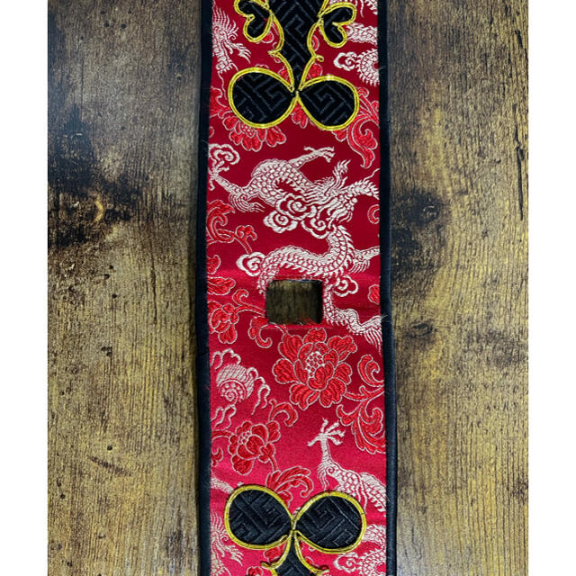 沖縄三線ティーガー　胴巻き　赤　金糸 楽器の和楽器(三線)の商品写真