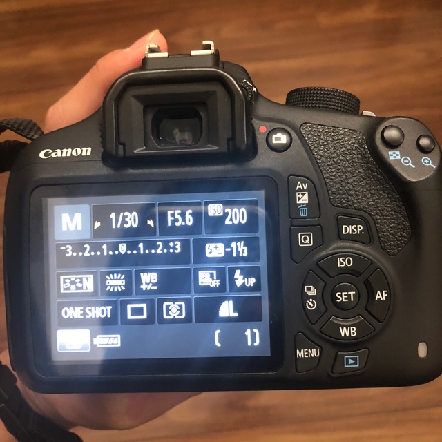 Canon(キヤノン)のデジタル一眼レフカメラ　EOS Kiss X70 スマホ/家電/カメラのカメラ(デジタル一眼)の商品写真