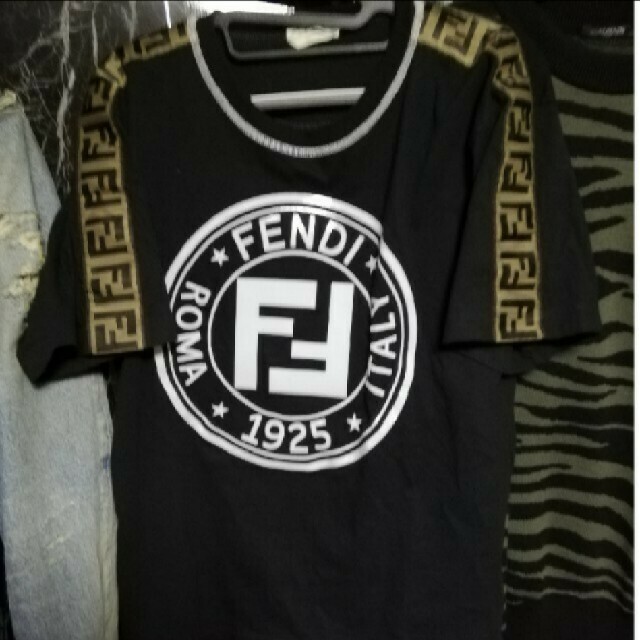 FENDI ロゴ Tシャツ フェンディ | フリマアプリ ラクマ