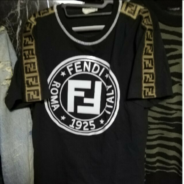 FENDI ロゴ　Tシャツ