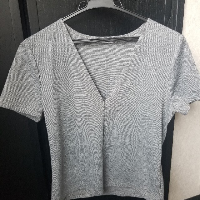 ZARA(ザラ)のグレー Vネック Tシャツ レディースのトップス(Tシャツ(半袖/袖なし))の商品写真