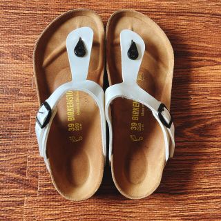 ビルケンシュトック(BIRKENSTOCK)のビルケンシュトック　ギゼ　39 美品　エナメル加工(サンダル)