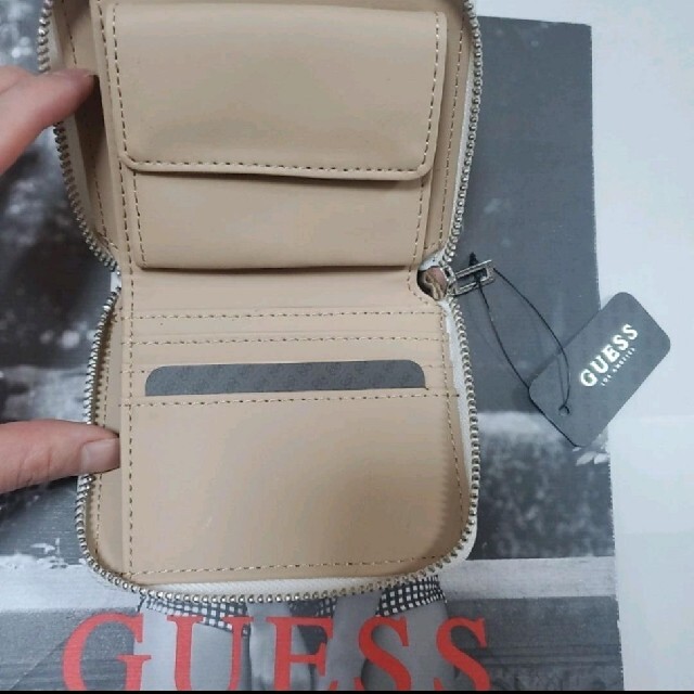 GUESS(ゲス)の【大人気】GUESS ゲス 折り財布 文字柄　ホワイト♡ レディースのファッション小物(財布)の商品写真