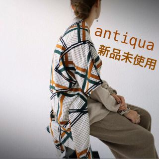 アンティカ(antiqua)の新品未使用 antiqua 幾通りもの着方で視線をさらう スカーフドッキング。(ニット/セーター)