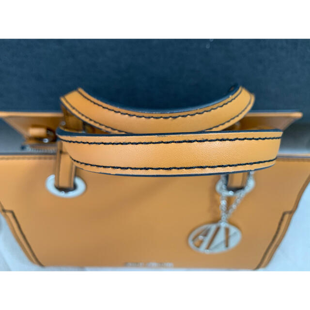 ARMANI EXCHANGE(アルマーニエクスチェンジ)のアルマーニエクスチェンジ　ハンドバッグ　ブラウン レディースのバッグ(ハンドバッグ)の商品写真