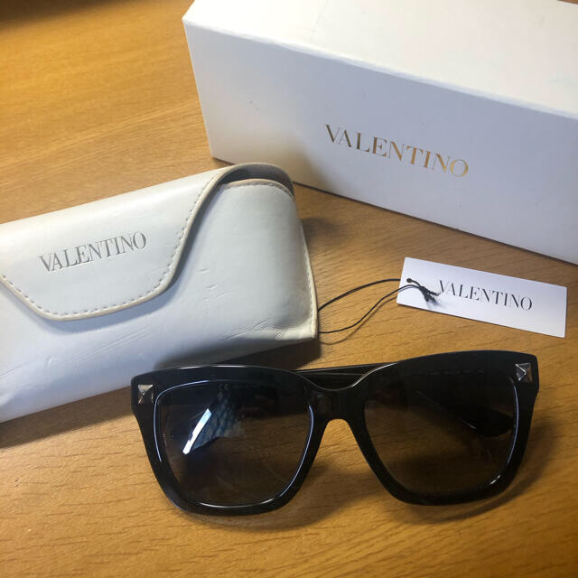 valentino サングラス　ヴァレンティノファッション小物