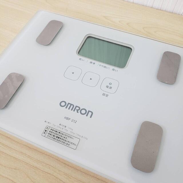 【K2087】OMRON オムロン HBF-212 体重計 中古 スマホ/家電/カメラの生活家電(体重計)の商品写真