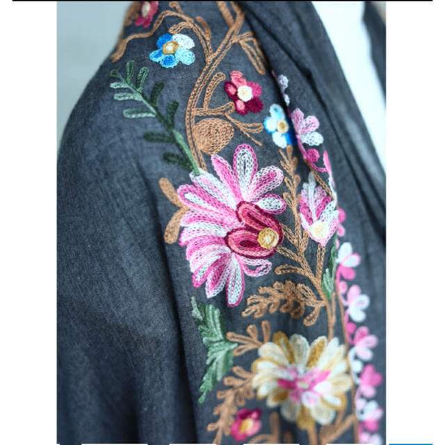 【新品】モロッコ花刺繍 大判ストール♡（グレー） レディースのファッション小物(ストール/パシュミナ)の商品写真