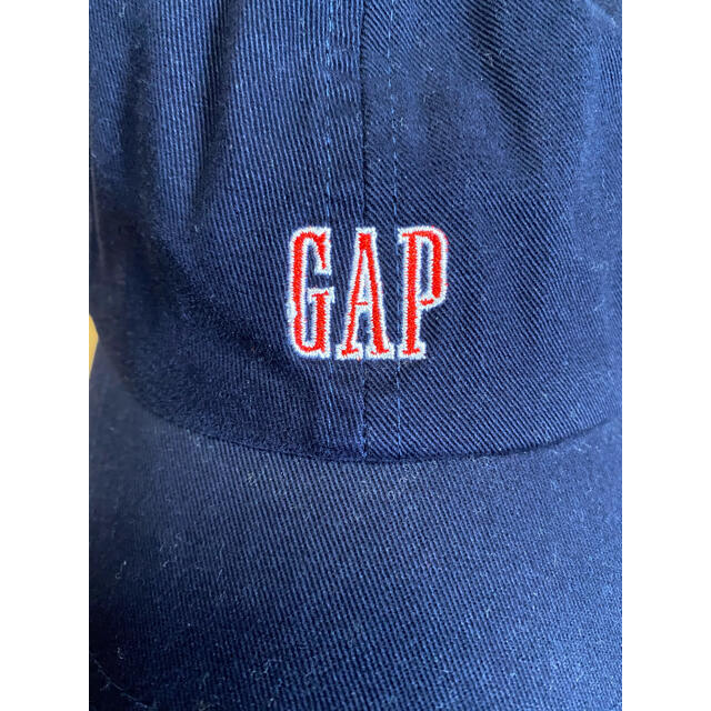 GAP(ギャップ)の新品未使用　GAP ロゴキャップ　サイズフリー　ネイビーに赤ロゴ入り メンズの帽子(キャップ)の商品写真