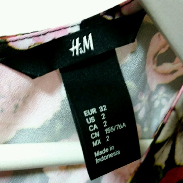 H&M(エイチアンドエム)の新品H&M花柄ペプラムトップス レディースのトップス(カットソー(半袖/袖なし))の商品写真