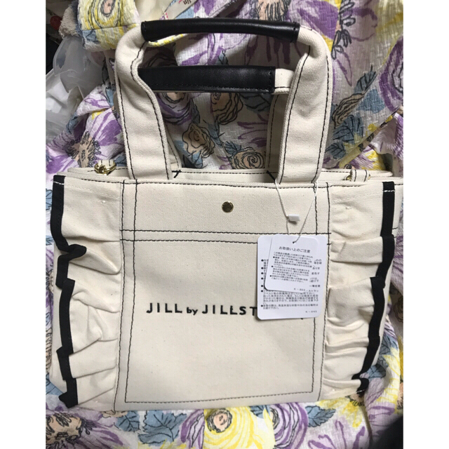 JILL by JILLSTUART(ジルバイジルスチュアート)のジルバイジルスチュアート フリルトートバッグ大 ホワイト レディースのバッグ(トートバッグ)の商品写真