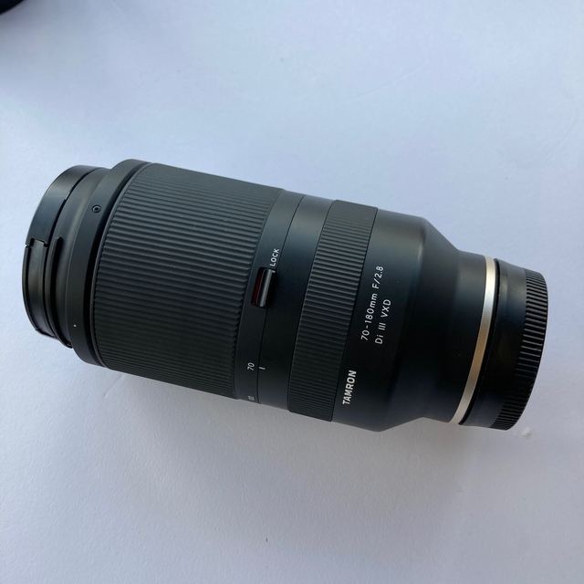 TAMRON(タムロン)の【超美品】Tamron 70-180mm F2.8 DiIII VXD スマホ/家電/カメラのカメラ(レンズ(ズーム))の商品写真