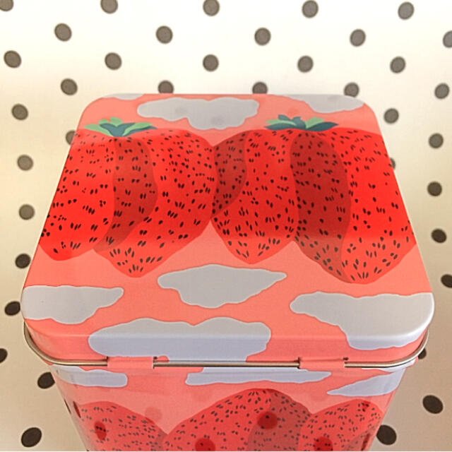 marimekko(マリメッコ)の♡マリメッコ  マンシッカ ヴォレット 缶  いちご山 marimekko インテリア/住まい/日用品のインテリア小物(小物入れ)の商品写真