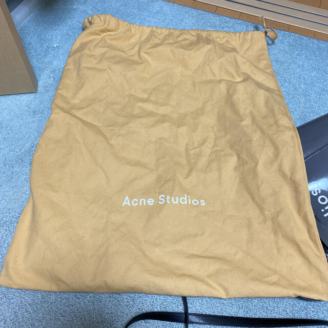 ACNE(アクネ)のグミコ様専用　acne studios エナメル　トートバッグ メンズのバッグ(トートバッグ)の商品写真