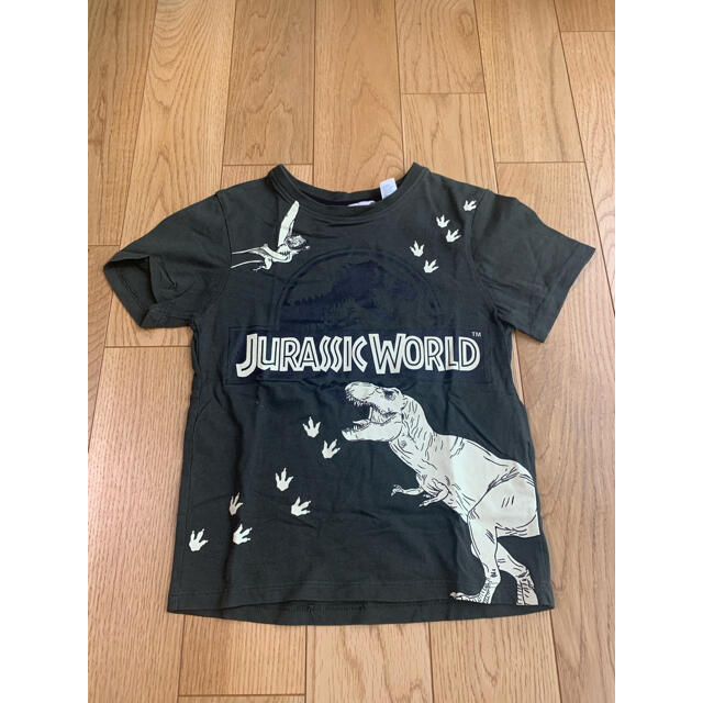 H&M(エイチアンドエム)のH&M×JURASSIC WORLD GREEN KIDS TEE 110㎝程 キッズ/ベビー/マタニティのキッズ服男の子用(90cm~)(Tシャツ/カットソー)の商品写真