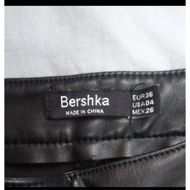 Bershka(ベルシュカ)の【Bershka】レザーフレアパンツ　黒　Sサイズ レディースのパンツ(スキニーパンツ)の商品写真