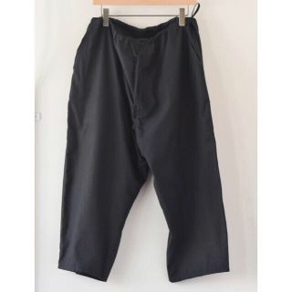 コモリ(COMOLI)のcomoli 19SS ベタシャンテーパードパンツ black サイズ2(サルエルパンツ)