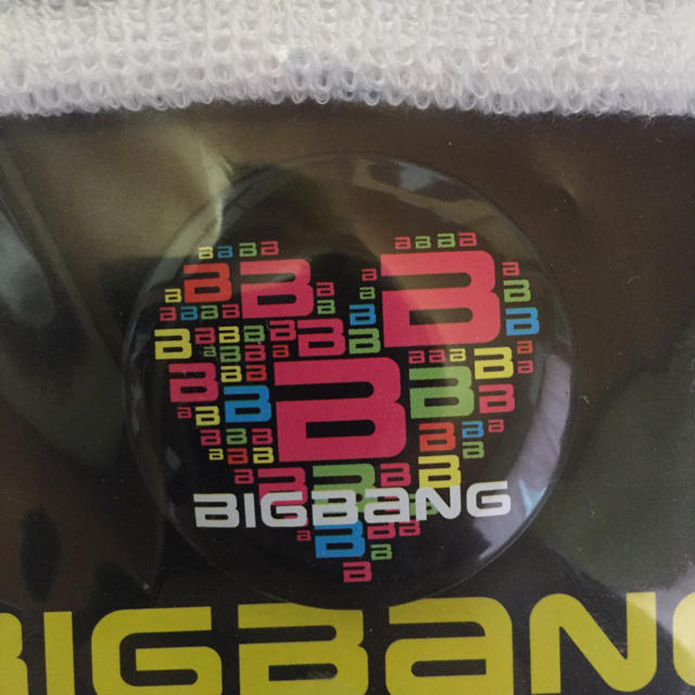 BIGBANG(ビッグバン)のBIGBANG リストバンド缶バッチ エンタメ/ホビーのタレントグッズ(ミュージシャン)の商品写真