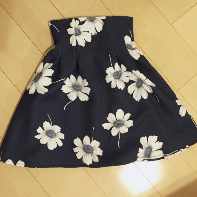 MIIA(ミーア)のMIIA 花柄ハイウエストスカート レディースのスカート(ひざ丈スカート)の商品写真