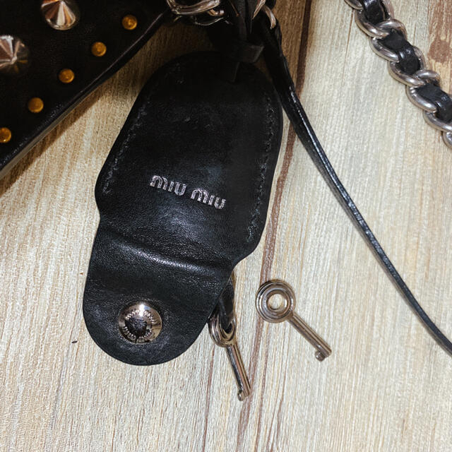 miumiu(ミュウミュウ)のmiumiuスタッズショルダーバッグ レディースのバッグ(ショルダーバッグ)の商品写真