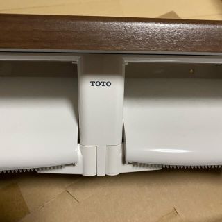 トウトウ(TOTO)のTOTO2連ペーパーホルダー（木質樹脂製）／ダルブラウン(トイレ収納)