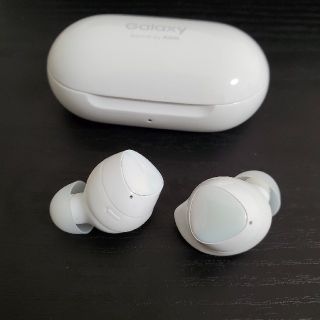 サムスン(SAMSUNG)のGalaxy buds + plus ホワイト(ヘッドフォン/イヤフォン)