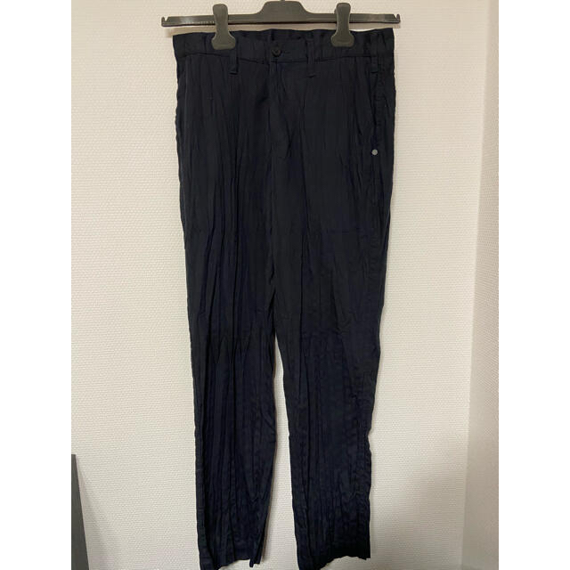 ISSEY MIYAKE(イッセイミヤケ)のISSEY MIYAKE  WHIP PLEATS NAVY メンズのパンツ(その他)の商品写真