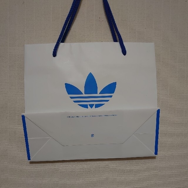 adidas(アディダス)のadidas紙袋 レディースのバッグ(ショップ袋)の商品写真