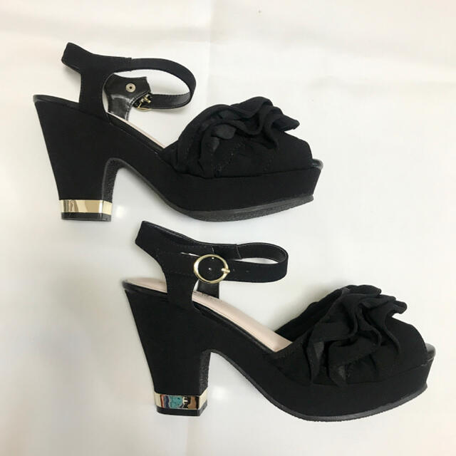 ❤️新品❤️フリルとゴールドのヒールがかわいいサンダル❤️黒❤️ レディースの靴/シューズ(サンダル)の商品写真