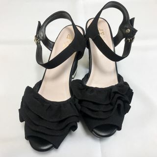 ❤️新品❤️フリルとゴールドのヒールがかわいいサンダル❤️黒❤️(サンダル)