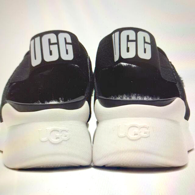 UGG(アグ)のUGG  シルバーレイク　完売品　ブラック　Mamiさま専用 レディースの靴/シューズ(サンダル)の商品写真