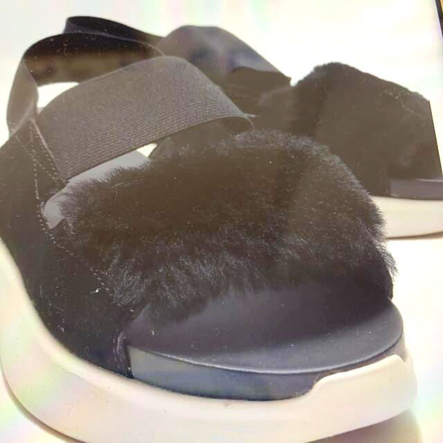 UGG(アグ)のUGG  シルバーレイク　完売品　ブラック　Mamiさま専用 レディースの靴/シューズ(サンダル)の商品写真