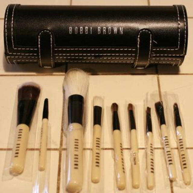 BOBBI BROWN(ボビイブラウン)のBOBBI BROWN メイクブラシ9本セット 本革ケース付き新品 コスメ/美容のキット/セット(コフレ/メイクアップセット)の商品写真