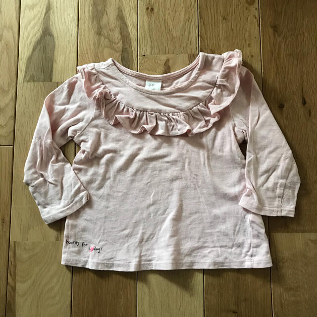 H&M(エイチアンドエム)のH&M ロンT 長袖 ピンク フリル付き 74センチ 女の子 ベビー 75センチ キッズ/ベビー/マタニティのベビー服(~85cm)(シャツ/カットソー)の商品写真